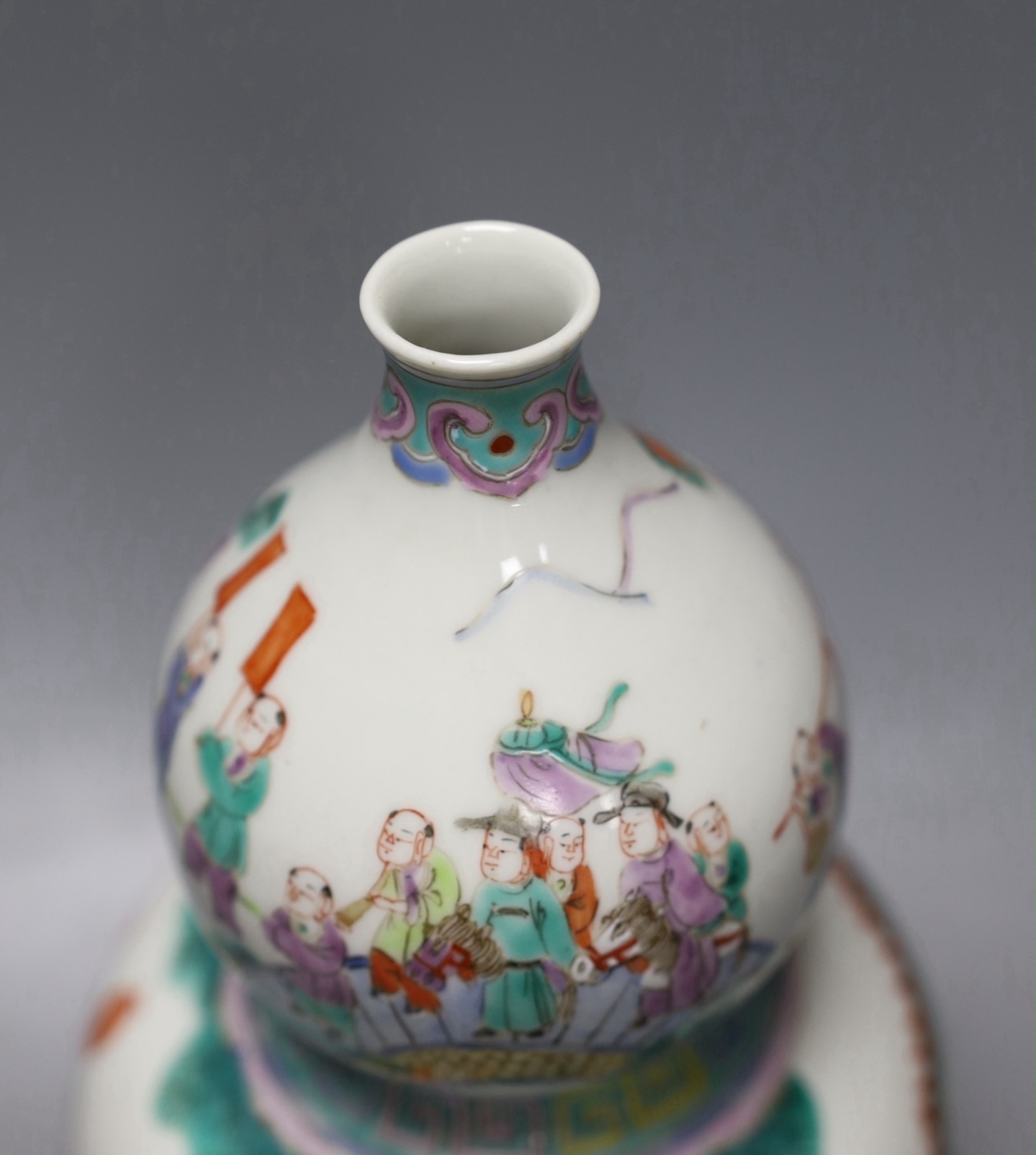 A 20th century Chinese famille rose gourd vase 22cm